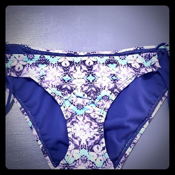 Bikini bottoms size small. Blue flower. Great condition. - Picture 1 of 5